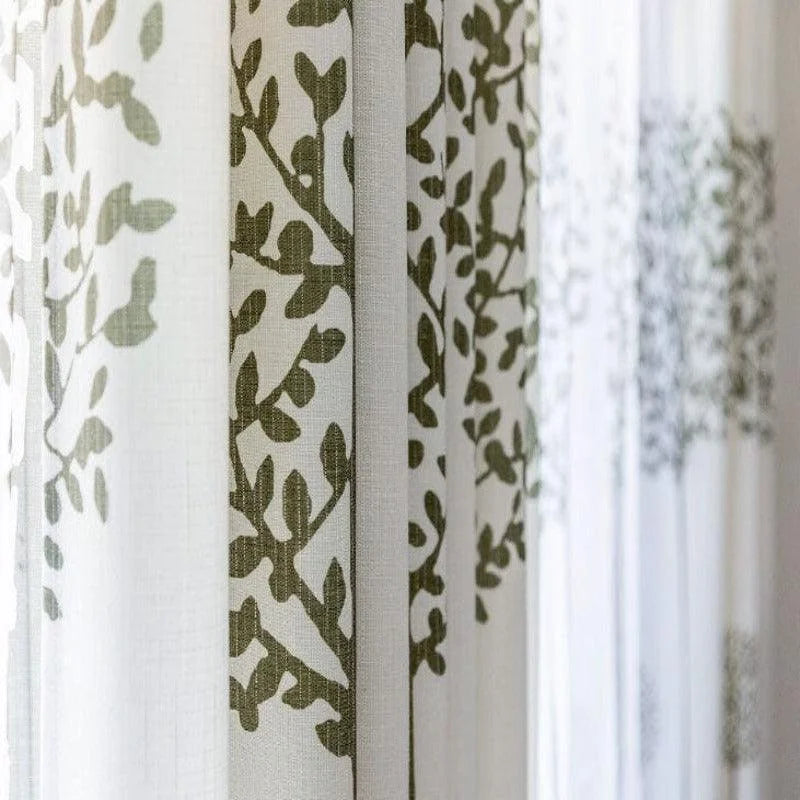 Rideaux élégants avec motif floral vert, idéal pour ajouter une touche naturelle et apaisante à votre intérieur. Design moderne et raffiné adapté à tout type de décoration.