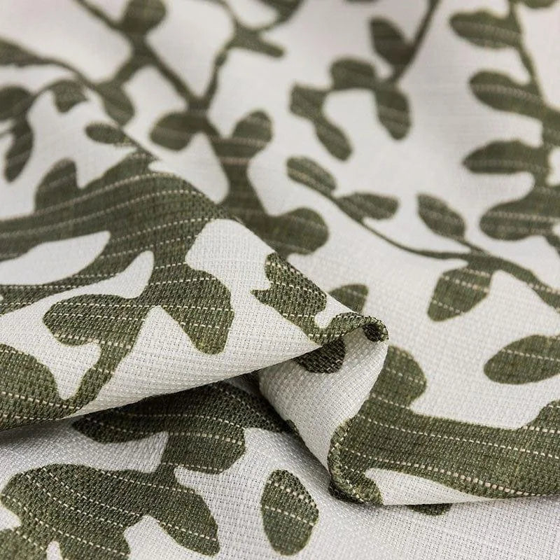 Tissu décoratif à motifs végétaux verts sur fond blanc, idéal pour la confection de rideaux ou d'ameublement. Design élégant et moderne pour un intérieur tendance.