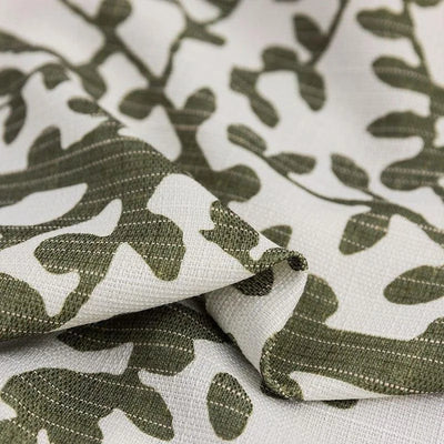 Tissu décoratif à motifs végétaux verts sur fond blanc, idéal pour la confection de rideaux ou d'ameublement. Design élégant et moderne pour un intérieur tendance.