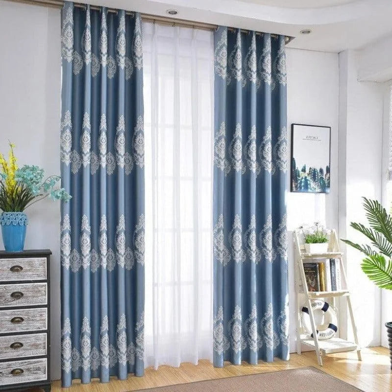 Rideaux élégants bleu avec motifs décoratifs pour chambre ou salon, offrant une ambiance chaleureuse et sophistiquée. Idéal pour filtrer la lumière et ajouter une touche moderne à votre intérieur. Accessoire parfait pour revitaliser votre décoration avec style et élégance.