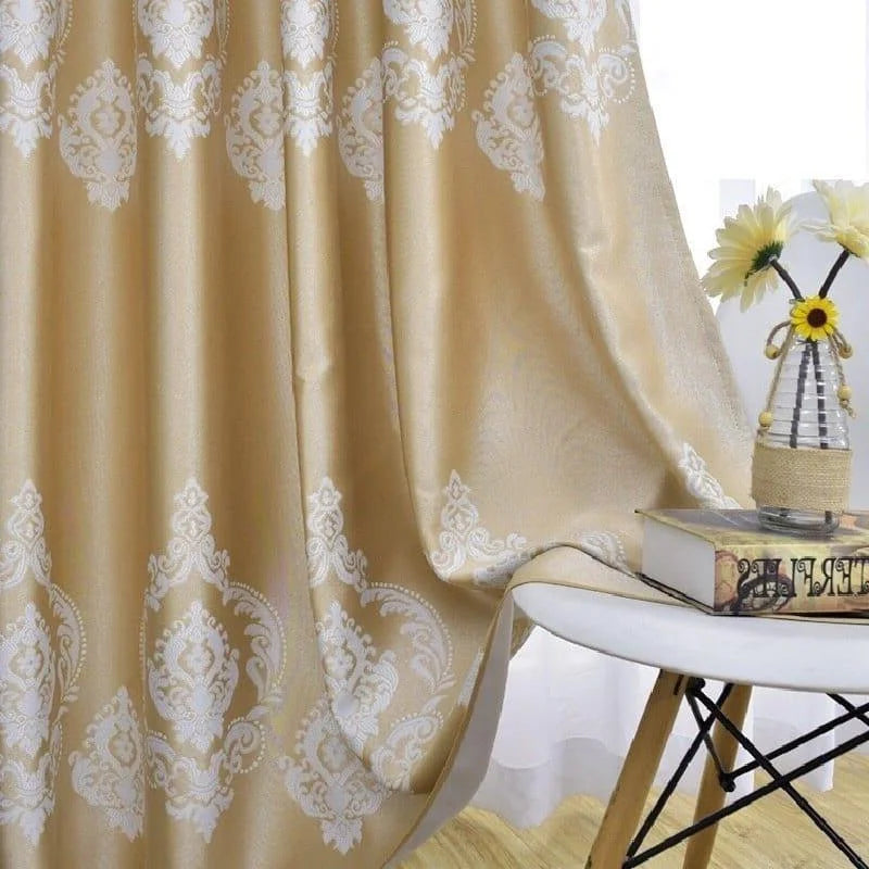 Rideau élégant avec motifs baroques en blanc, idéal pour ajouter une touche de raffinement à votre intérieur. Parfait pour le salon ou la chambre, ce modèle chic s'harmonise avec divers styles de décoration. Accessoirisez votre espace avec ce rideau décoratif qui offre à la fois élégance et confort.