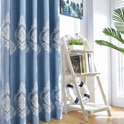 rideau opaque motif floral bleu blanc voilage transparent classique decoration intérieure étagère commode