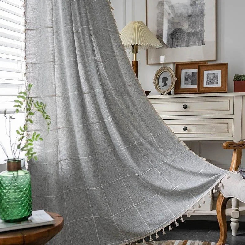 Rideau décoratif gris élégant, parfait pour sublimer votre intérieur avec une touche moderne. Idéal pour apporter une ambiance chaleureuse et sophistiquée à votre salon ou chambre. Accessoire de décoration alliant style et fonctionnalité, il assure une lumière tamisée tout en préservant votre intimité. Convient parfaitement à différents styles de décoration intérieure grâce à sa couleur sobre et intemporelle. Ajoutez une finition élégante à votre espace de vie.
