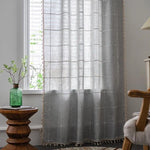 Rideau élégant et décoratif en gris clair, idéal pour créer une ambiance chaleureuse et lumineuse dans le salon. Ce rideau ajoute une touche de modernité à votre décoration intérieure tout en permettant une diffusion optimale de la lumière naturelle. Parfait pour habiller vos fenêtres avec style et sophistication.
