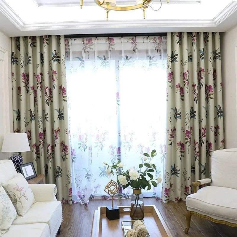 Rideaux élégants avec motif floral pour salon moderne, apportant une touche de sophistication et de couleur à votre intérieur. Décoration parfaite pour créer une ambiance chaleureuse et accueillante dans votre espace de vie. Idéal pour filtrer doucement la lumière naturelle tout en préservant l'intimité. Style chic et intemporel pour embellir vos fenêtres avec des motifs floraux raffinement.
