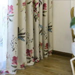 Rideau floral élégant avec motifs multicolores, idéal pour ajouter une touche de charme et de couleur à votre intérieur. Parfait pour le salon ou la chambre, il apporte une ambiance naturelle et lumineuse à la décoration. Ce rideau est un choix parfait pour ceux qui cherchent à dynamiser leur espace avec un design moderne et vibrant.