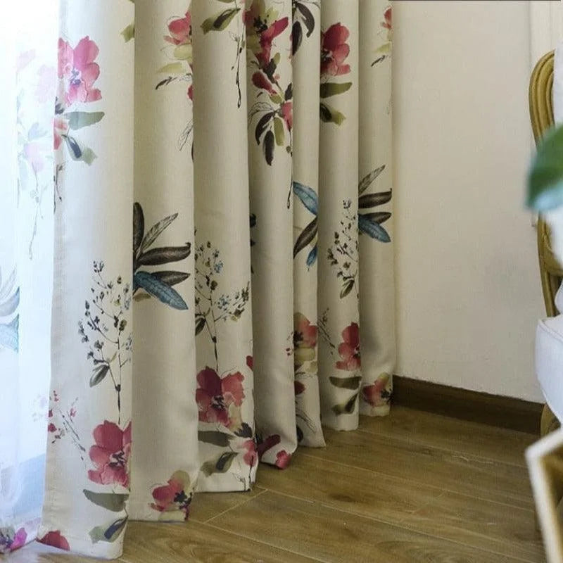 Rideau floral élégant avec motifs multicolores, idéal pour ajouter une touche de charme et de couleur à votre intérieur. Parfait pour le salon ou la chambre, il apporte une ambiance naturelle et lumineuse à la décoration. Ce rideau est un choix parfait pour ceux qui cherchent à dynamiser leur espace avec un design moderne et vibrant.