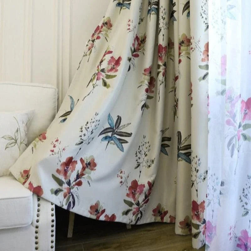 Rideaux élégants avec motif floral, parfaits pour apporter une touche de fraîcheur et de sophistication à votre salon. Leur design moderne aux couleurs printanières s'harmonise parfaitement avec tout type de décoration intérieure. Idéal pour les espaces lumineux, ces rideaux ajoutent une ambiance accueillante et raffinée.