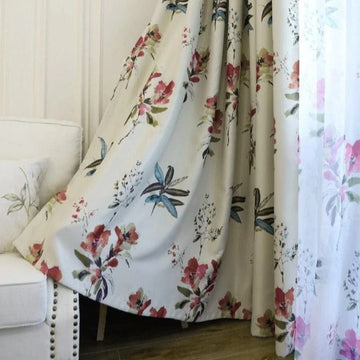 Rideaux élégants avec motif floral, parfaits pour apporter une touche de fraîcheur et de sophistication à votre salon. Leur design moderne aux couleurs printanières s'harmonise parfaitement avec tout type de décoration intérieure. Idéal pour les espaces lumineux, ces rideaux ajoutent une ambiance accueillante et raffinée.