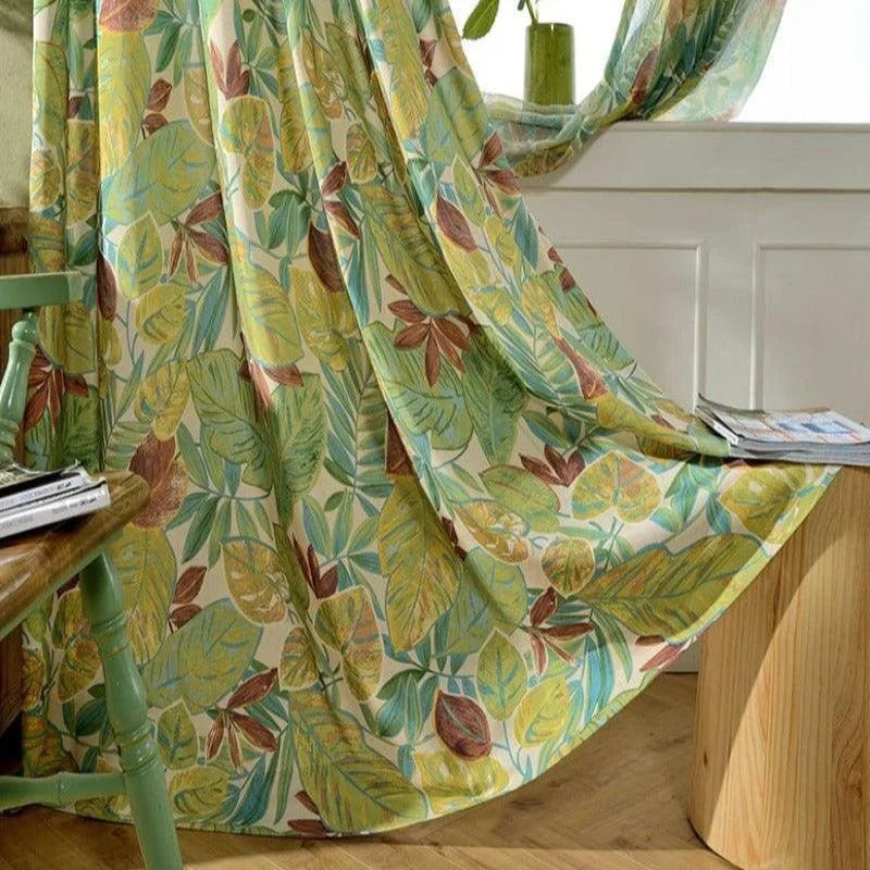 Rideau élégant au motif tropical avec des feuilles vertes et brunes, idéal pour ajouter une touche de nature et de couleur à votre intérieur. Ce rideau décoratif est parfait pour créer une ambiance chaleureuse et exotique dans votre salon ou chambre. Accessoire de décoration tendance qui s'harmonise avec divers styles de mobilier.