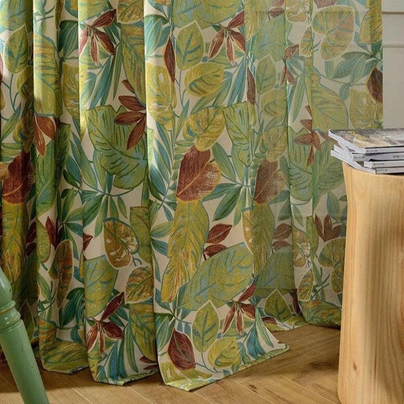 Rideau imprimé à motifs de feuilles tropicales, idéal pour apporter une touche naturelle et colorée à votre intérieur. Ce design rafraîchissant s’intègre parfaitement dans un salon ou une chambre, ajoutant une ambiance chaleureuse et invitante. Accessoire déco tendance et estival, parfait pour revitaliser votre espace de vie.