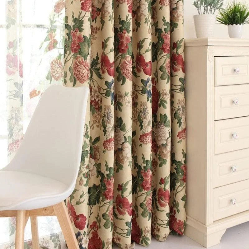 Rideau élégant à motif floral coloré pour salon, ajoutant une touche délicate et chaleureuse à votre décoration intérieure. Idéal pour créer une ambiance accueillante et sophistiquée. Parfait pour compléter un mobilier moderne ou classique et illuminer votre espace de vie.