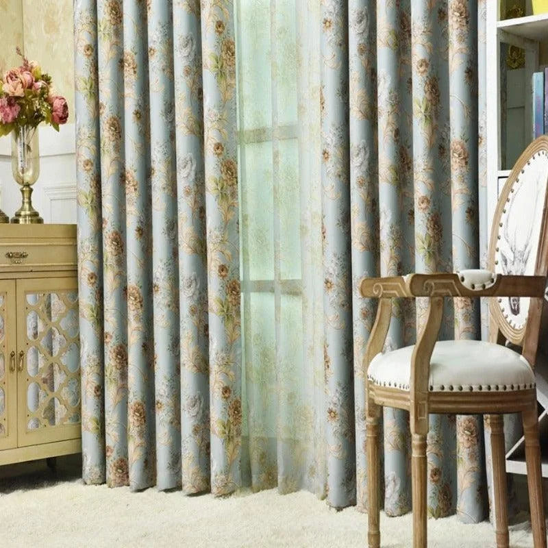 Rideaux élégants avec motifs floraux dans un salon classique. Ambiance raffinée avec mobilier ancien. Parfait pour ajouter une touche de charme et de sophistication à votre intérieur. Idéal pour la décoration d'un espace de vie lumineux et accueillant.