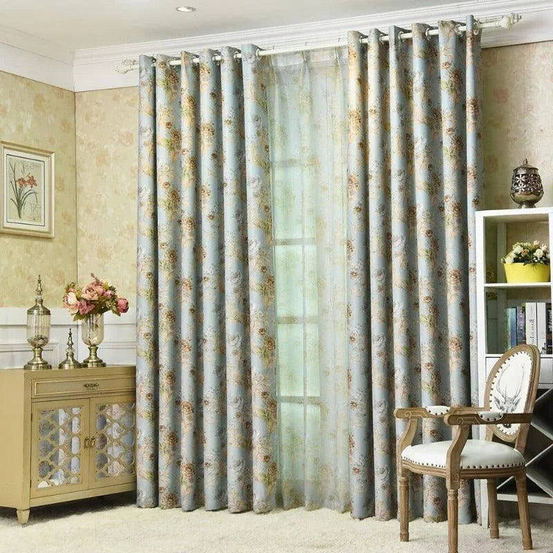 Rideaux élégants à motifs floraux pour salon, ajoutant une touche de sophistication à la décoration intérieure. Parfaits pour filtrer la lumière douce de la fenêtre, ils complètent harmonieusement un espace cosy et accueillant.