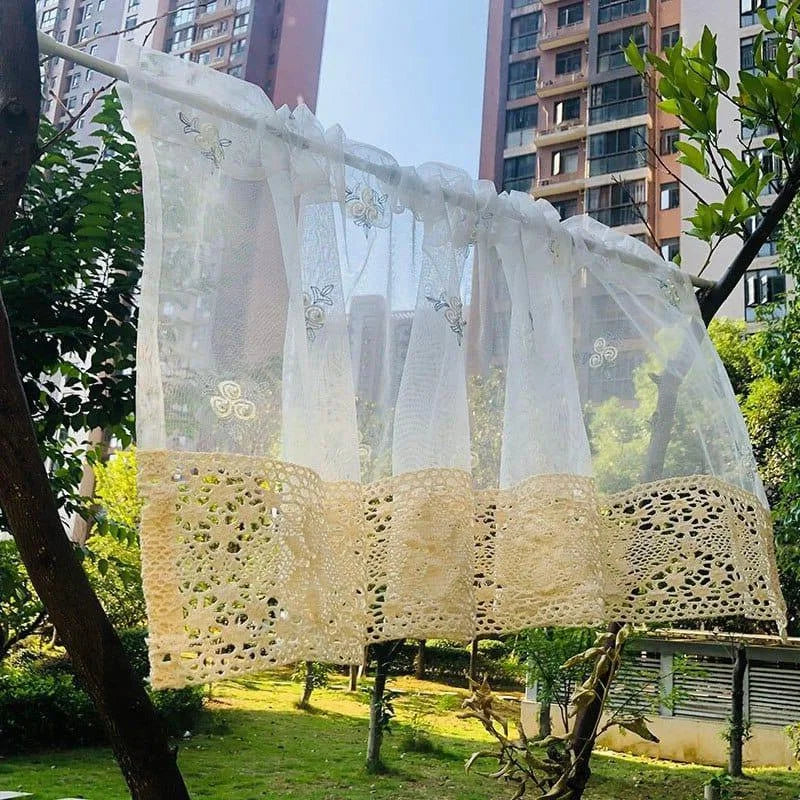 Voilage décoratif avec motif floral suspendu en extérieur, idéal pour embellir votre intérieur. Design élégant et raffiné, parfait pour les fenêtres de salon ou de chambre. Excellente option pour apporter une touche de charme et de luminosité à votre espace de vie.