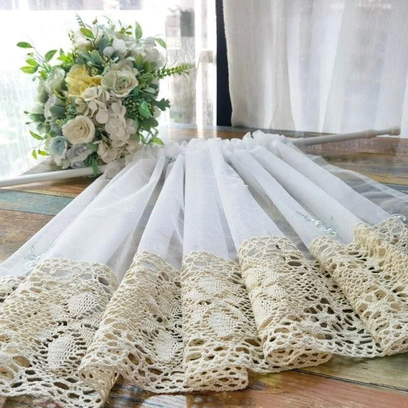Voilage élégant avec détails en dentelle ajourée, idéal pour apporter une touche romantique à votre intérieur. Parfait pour décorer une fenêtre de salon ou de chambre. Offrez à votre maison une atmosphère lumineuse et raffinée avec ce rideau au design délicat. Accessoire déco parfait pour un style chic et intemporel.