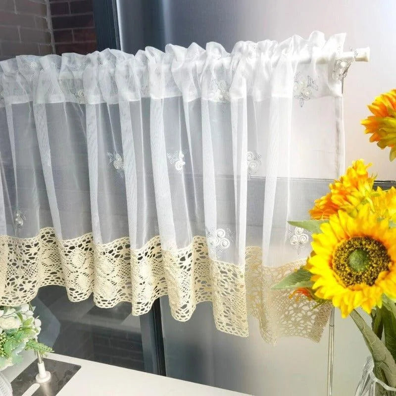 Rideau de cuisine élégant avec broderies délicates, idéal pour apporter une touche de charme à votre intérieur. Sa bordure à motifs floraux ajoute une ambiance chaleureuse et sophistiquée à n'importe quelle pièce. Parfait pour des fenêtres de cuisine, offrant à la fois intimité et esthétique raffinée.