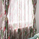 Rideaux élégants avec motifs tropicaux, parfaits pour apporter une touche exotique et lumineuse à votre intérieur. Idéal pour stimuler l'ambiance de votre salon ou chambre avec des nuances de vert et de rose. Accessoire de décoration incontournable pour un style original et rafraîchissant.