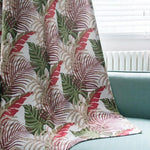 Tissu décoratif aux motifs feuillus exotiques avec des tons de rouge et vert, idéal pour apporter une touche tropicale et colorée à votre intérieur. Transformez votre salon ou votre chambre grâce à cet accessoire tendance et élégant.