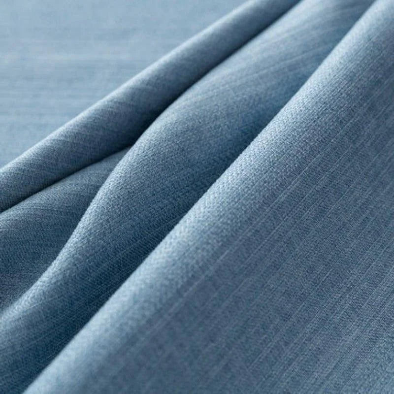 Rideau bleu élégant pour décoration intérieure, ajoutant une touche moderne et apaisante à votre salon ou chambre à coucher.
