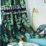 Rideaux tendance tropicale avec motifs de feuilles vertes, parfaits pour apporter une touche exotique à votre salon, assortis à un canapé bleu et une lampe jaune. Transformez votre intérieur avec ce design rafraîchissant qui crée une ambiance naturelle et moderne.