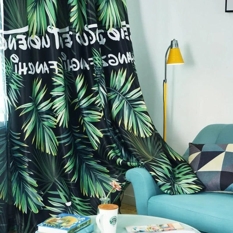 Rideaux tendance tropicale avec motifs de feuilles vertes, parfaits pour apporter une touche exotique à votre salon, assortis à un canapé bleu et une lampe jaune. Transformez votre intérieur avec ce design rafraîchissant qui crée une ambiance naturelle et moderne.