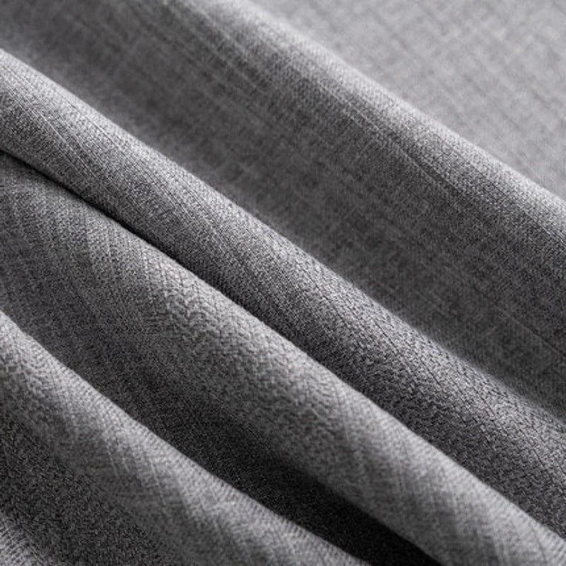 Rideau élégant gris, parfait pour une décoration moderne, ajoutant une touche sophistiquée à votre intérieur. Idéal pour le salon ou la chambre à coucher. Design intemporel et discret, s'adapte facilement à tout type de fenêtre pour plus d'intimité.