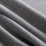 Rideau élégant gris, parfait pour une décoration moderne, ajoutant une touche sophistiquée à votre intérieur. Idéal pour le salon ou la chambre à coucher. Design intemporel et discret, s'adapte facilement à tout type de fenêtre pour plus d'intimité.