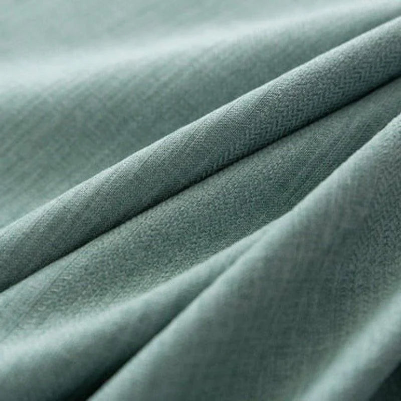 Rideau vert élégant avec un style contemporain, idéal pour ajouter une touche de sophistication à votre intérieur. Illuminez votre espace avec ce rideau chic, parfait pour le salon ou la chambre.