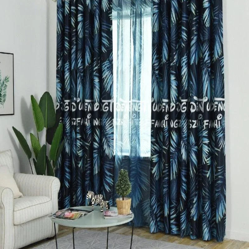 Rideau élégant avec motif tropical bleu foncé pour salon moderne. Idéal pour ajouter une touche de fraîcheur et de style à votre intérieur. Accessoire déco parfait pour fenêtrage dans un espace de vie contemporain. Plantes en pot et canapé beige complètent le décor apaisant.