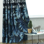 Rideau avec motif tropical bleu sur fond sombre, idéal pour ajouter une touche exotique et moderne à votre intérieur. Parfait pour le salon, la chambre ou toute autre pièce nécessitant une décoration rafraîchissante et élégante. Accessoire de maison qui combine style et fonctionnalité.