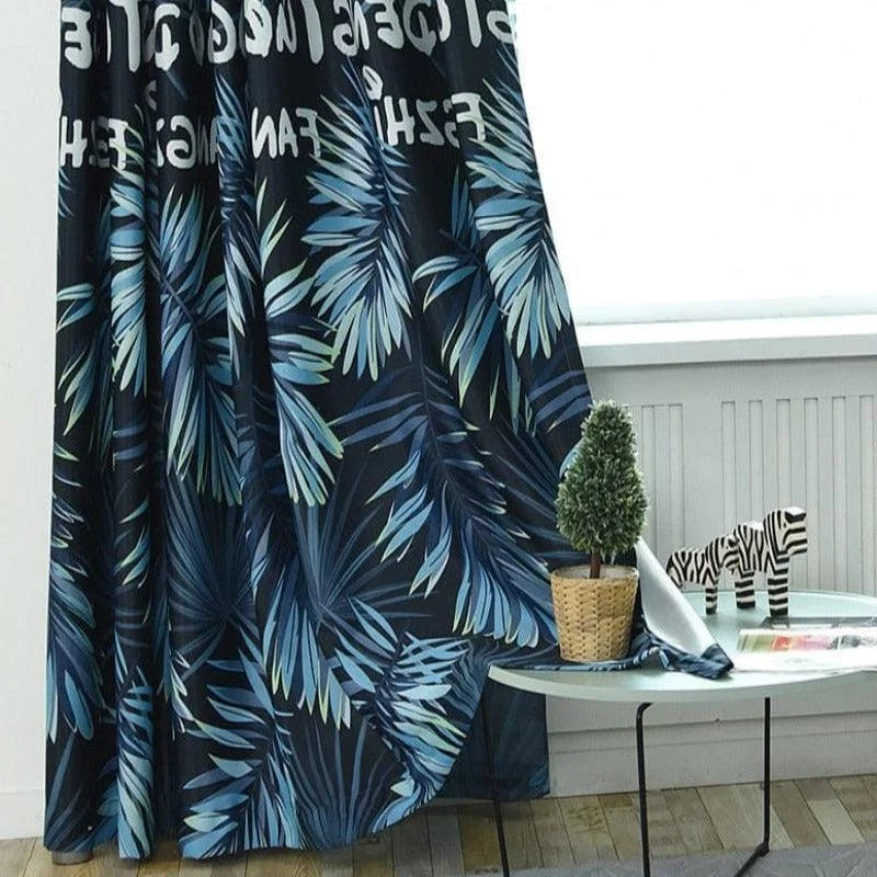 Rideau avec motif tropical bleu sur fond sombre, idéal pour ajouter une touche exotique et moderne à votre intérieur. Parfait pour le salon, la chambre ou toute autre pièce nécessitant une décoration rafraîchissante et élégante. Accessoire de maison qui combine style et fonctionnalité.