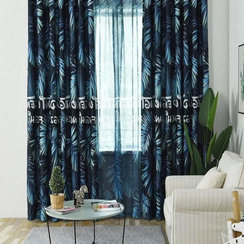 Rideaux opaques design tropical avec motifs feuillage, parfaits pour ajouter une touche exotique à votre salon. Idéals pour filtrer la lumière tout en décorant votre espace avec élégance. Disponibles en bleu foncé, ils complètent harmonieusement le style de votre pièce.