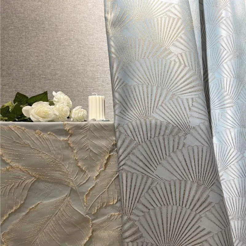 Rideaux élégants avec motifs géométriques modernes pour décoration intérieure. Ambiance chic et raffinée avec fond de table assorti. Idéal pour salon ou chambre, apportant une touche de luxe à votre espace. Accessoires de décoration comme fleurs blanches et chandelle pour une atmosphère chaleureuse et accueillante.