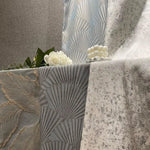 Tissu décoratif raffiné avec motifs élégants de coquillages et de feuilles en relief. Idéal pour des projets de décoration intérieure sophistiquée. Ce design luxueux transforme n'importe quel espace en un lieu chic et accueillant. Parfait pour rideaux, nappes ou housses de coussin, ce tissu ajoute une touche de classe et de modernité à votre intérieur. Découvrez notre sélection exclusive pour une ambiance unique et personnalisée.