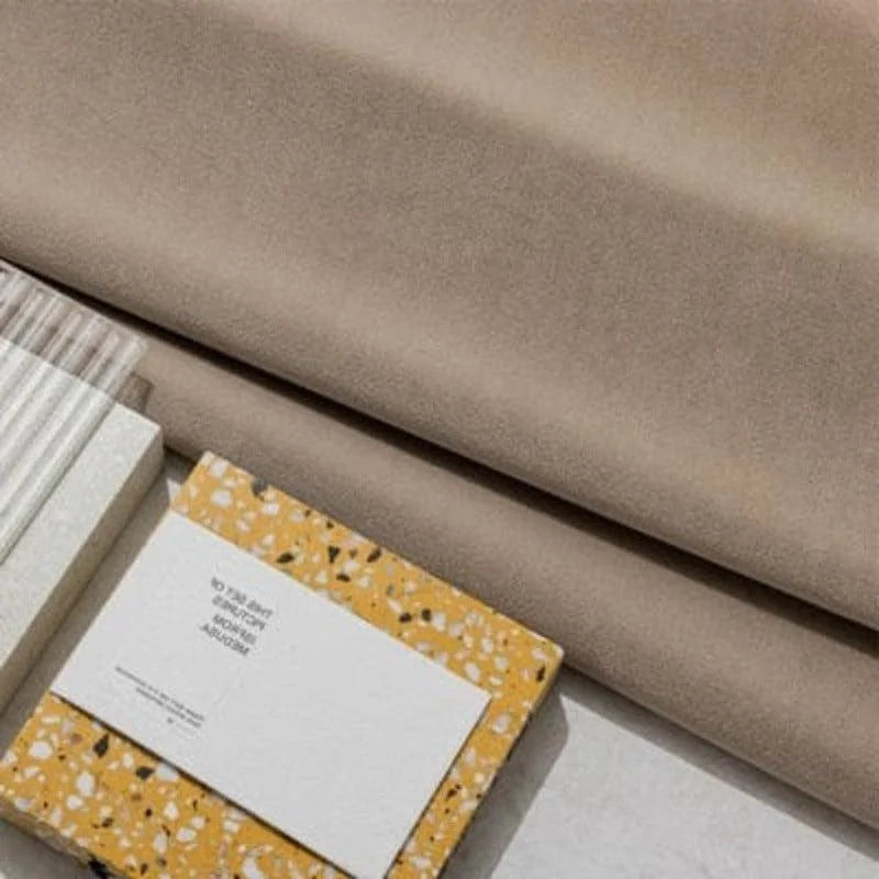 Image montrant des échantillons de design, avec un tissu beige en arrière-plan et des carnets de notes colorés plats. Parfait pour l'inspiration en décoration intérieure ou le choix de palettes de couleurs pour l'aménagement d'espace. Style moderne et élégant, idéal pour des projets créatifs ou tendances.