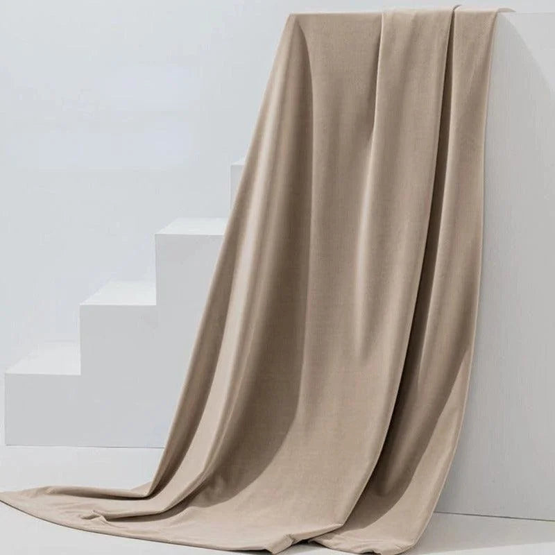Couverture beige élégante drapée sur des escaliers blancs, ajoutant une touche de sophistication et de confort à votre intérieur. Idéale pour le salon ou la chambre, cette couverture offre chaleur et style. Parfait pour décorer tout en apportant une sensation douce et agréable au toucher.