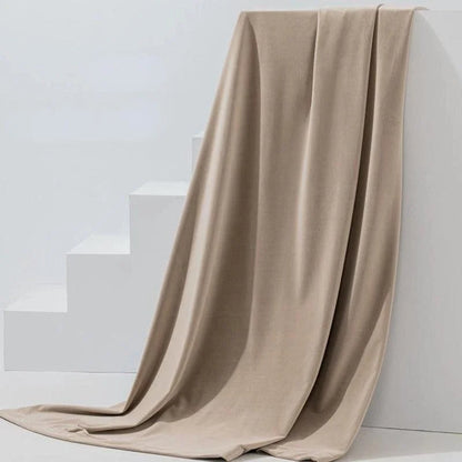 Couverture beige élégante drapée sur des escaliers blancs, ajoutant une touche de sophistication et de confort à votre intérieur. Idéale pour le salon ou la chambre, cette couverture offre chaleur et style. Parfait pour décorer tout en apportant une sensation douce et agréable au toucher.