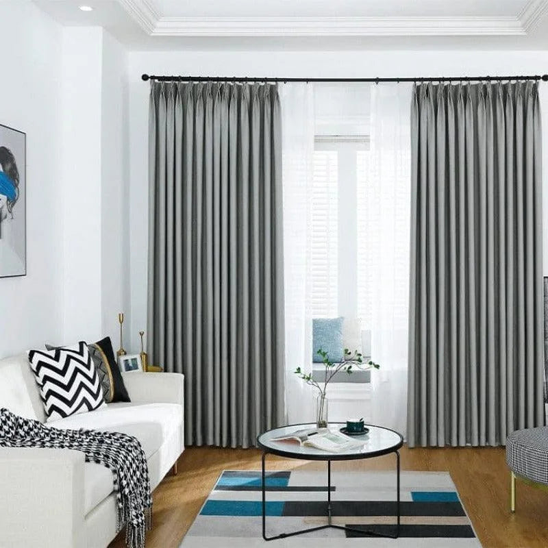 Voilage élégant pour salon moderne, rideau opaque gris foncé combiné avec voile blanc, parfait pour filtrer la lumière tout en préservant l'intimité. Idéal pour une décoration harmonieuse et contemporaine, accentue la luminosité et l'espace de vie.