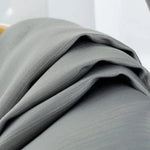Drapé élégant et moderne en gris clair, idéal pour la décoration intérieure, ajoutant une touche sophistiquée et stylée à votre espace. Transformez votre maison avec ce tissu intemporel à l'allure raffinée. Parfait pour les rideaux ou les accessoires d'intérieur.