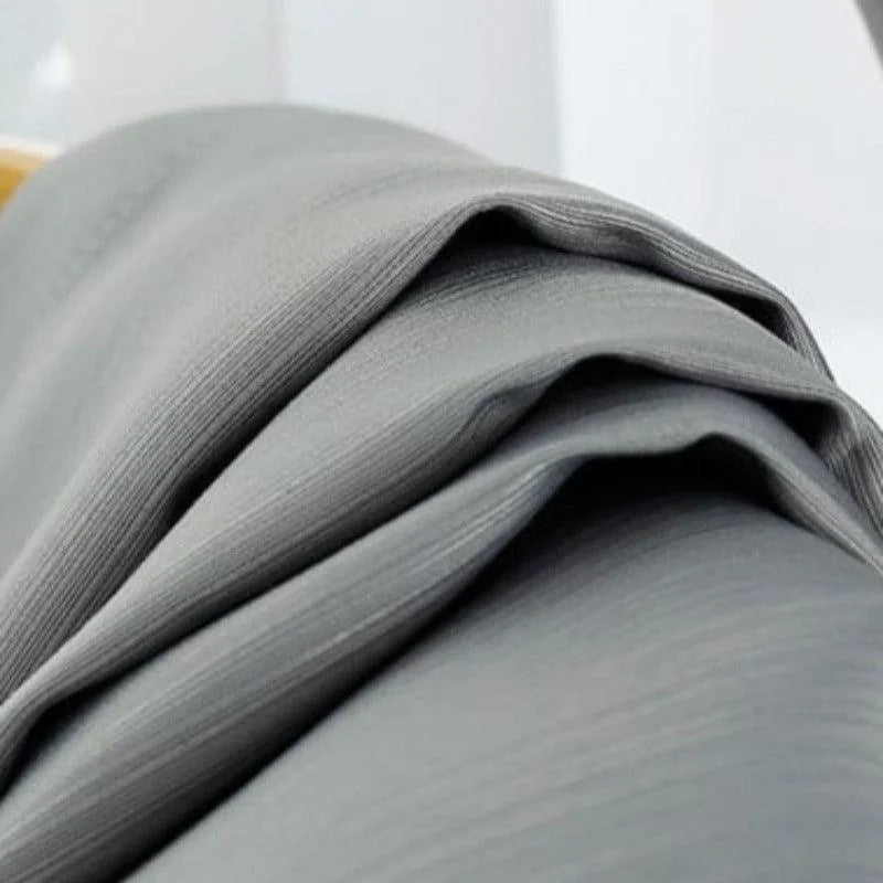 Drapé élégant et moderne en gris clair, idéal pour la décoration intérieure, ajoutant une touche sophistiquée et stylée à votre espace. Transformez votre maison avec ce tissu intemporel à l'allure raffinée. Parfait pour les rideaux ou les accessoires d'intérieur.