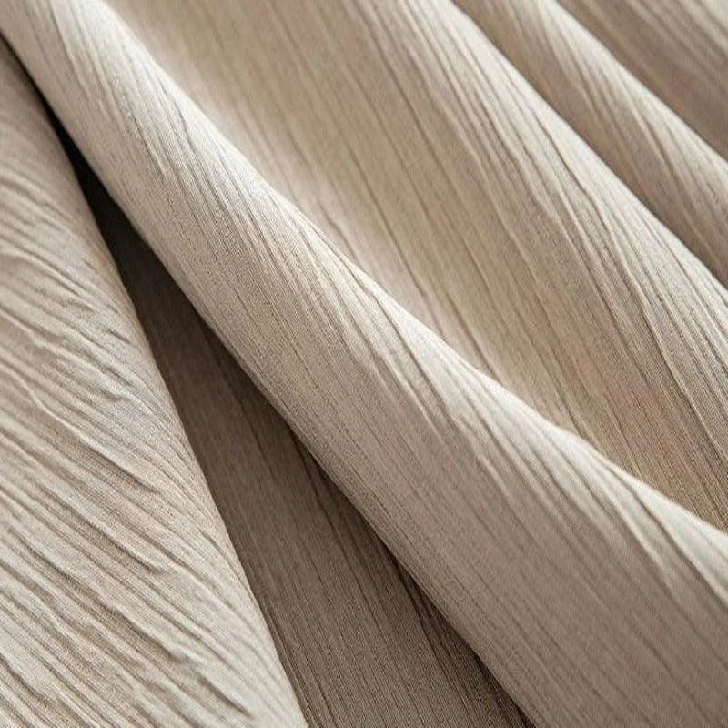 Texture de tissu beige avec plis élégants, idéal pour décoration intérieure moderne et créations textiles unique.