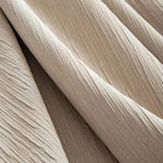 Texture de tissu beige avec plis élégants, idéal pour décoration intérieure moderne et créations textiles unique.