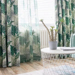 Rideau avec motifs de feuillages verts, idéal pour apporter une touche tropicale et rafraîchissante à votre intérieur. Parfait pour salon, chambre ou bureau. Les motifs végétaux ajoutent une ambiance naturelle et apaisante, tandis que le design élégant s'harmonise avec différents styles de décoration.