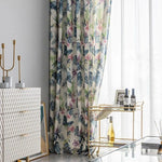 Rideau fleuri tropical déco salon moderne, motif exotique coloré, ambiance lumineuse et élégante, parfait pour embellir tout espace intérieur avec une touche naturelle et raffinée pour un design contemporain.