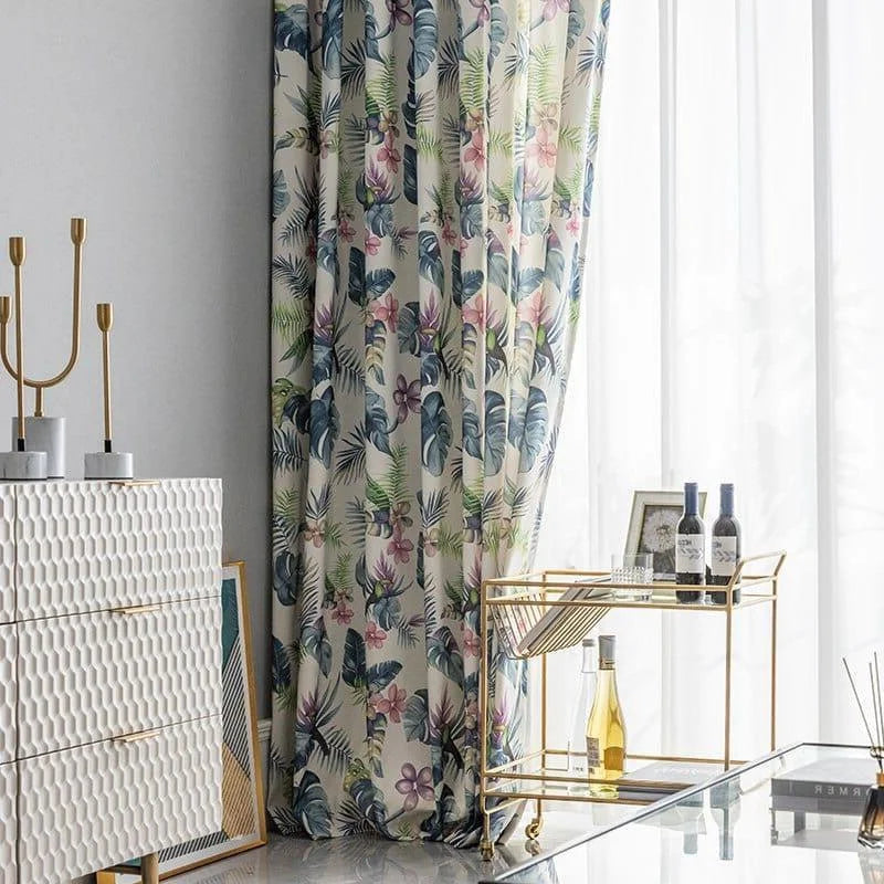 Rideau fleuri tropical déco salon moderne, motif exotique coloré, ambiance lumineuse et élégante, parfait pour embellir tout espace intérieur avec une touche naturelle et raffinée pour un design contemporain.