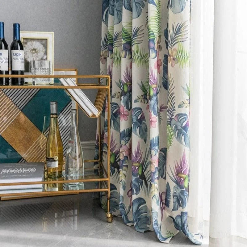Rideau élégant à motifs floraux tropicaux colorés, idéal pour apporter une touche exotique et apaisante à votre intérieur. S'harmonise parfaitement avec un mobilier moderne et sophistiqué. Parfait pour le salon, la chambre ou la salle à manger, ce rideau transforme l'ambiance en un havre de paix et de style. Complément décoratif qui rehausse la luminosité et l'élégance de votre espace de vie.