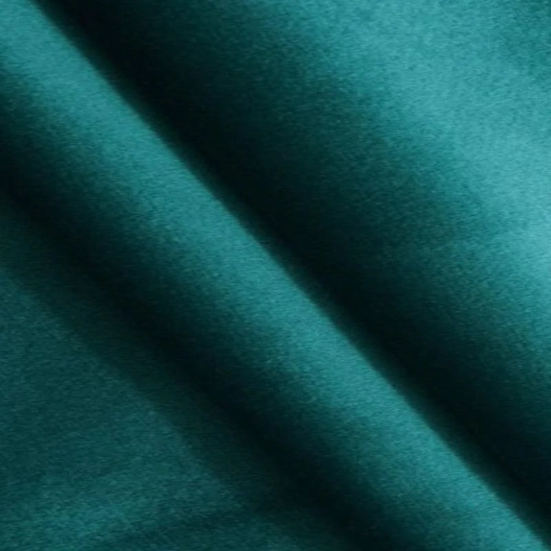 Texture luxueuse et élégante de couleur vert émeraude, idéale pour créer des vêtements haut de gamme ou des accessoires raffinés. Le drapé fluide et la teinte riche apportent une touche de sophistication à tout projet créatif.