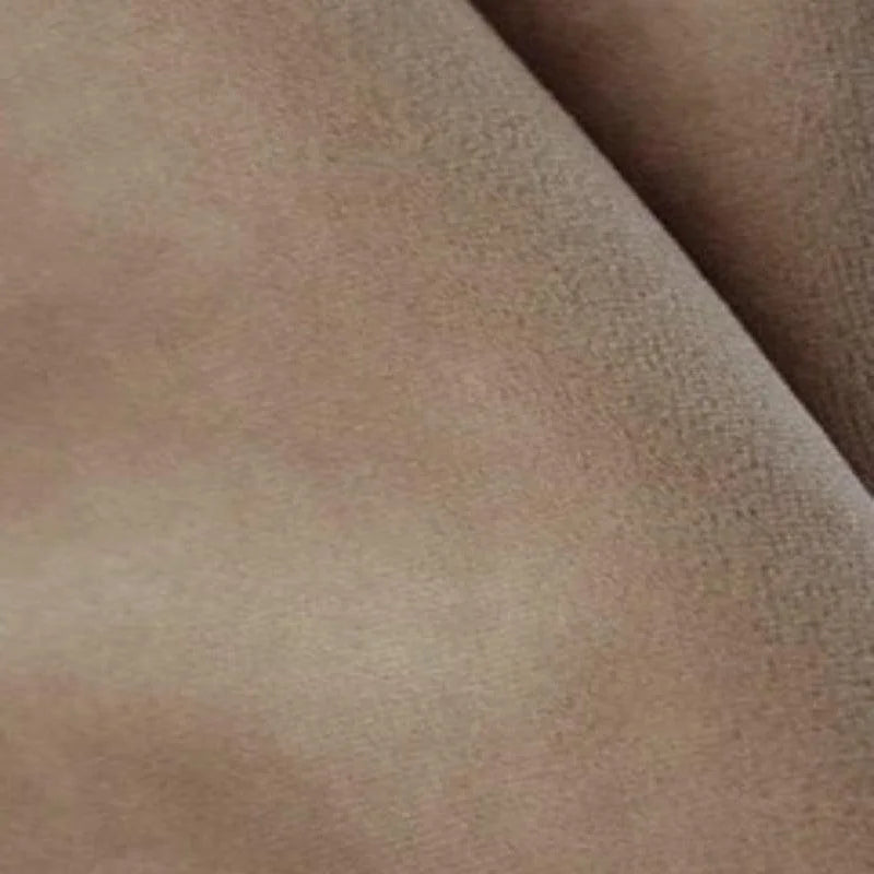 Texture brune d'un tissu élégant, vue en gros plan, idéale pour la décoration intérieure ou la confection de vêtements raffinés. Parfaite pour apporter une touche de sophistication à tout projet de couture ou d'aménagement maison.