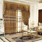 Salon élégant avec rideaux luxueux à ornements dorés, tapis raffiné et mobilier sophistiqué, idéale pour une décoration intérieure haut de gamme.